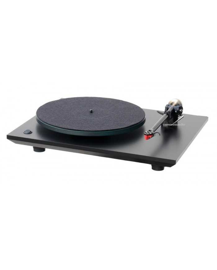 Rega P3 siyah plak çalar, yüksek kaliteli ses sistemi, modern tasarım.