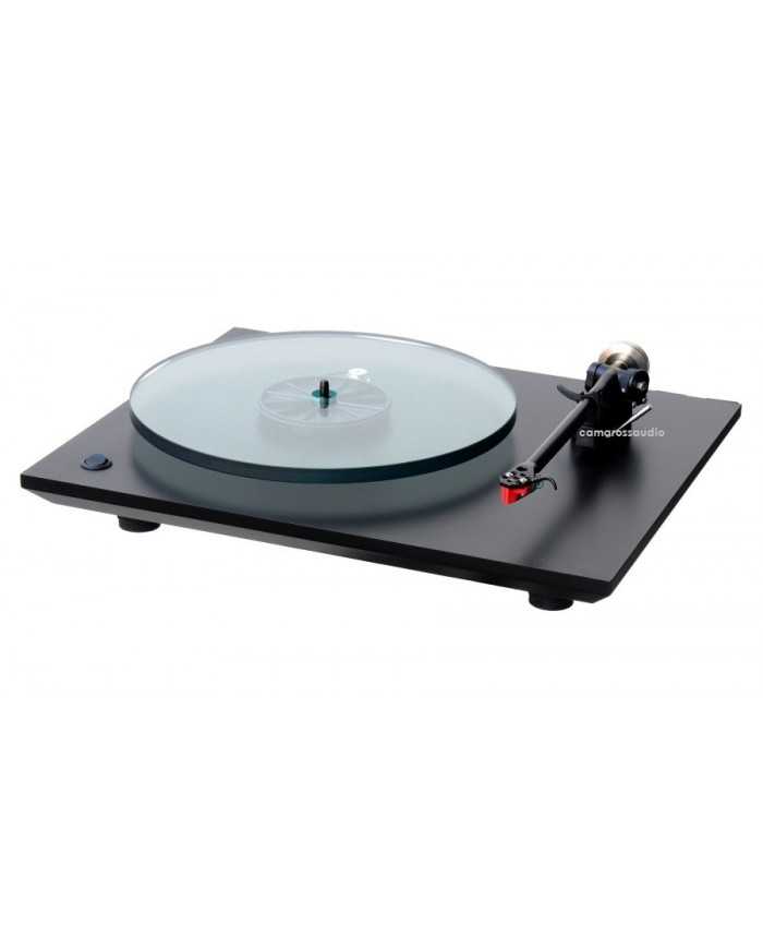 Rega P3 siyah pikap, cam plak ve ton kolu ile.
