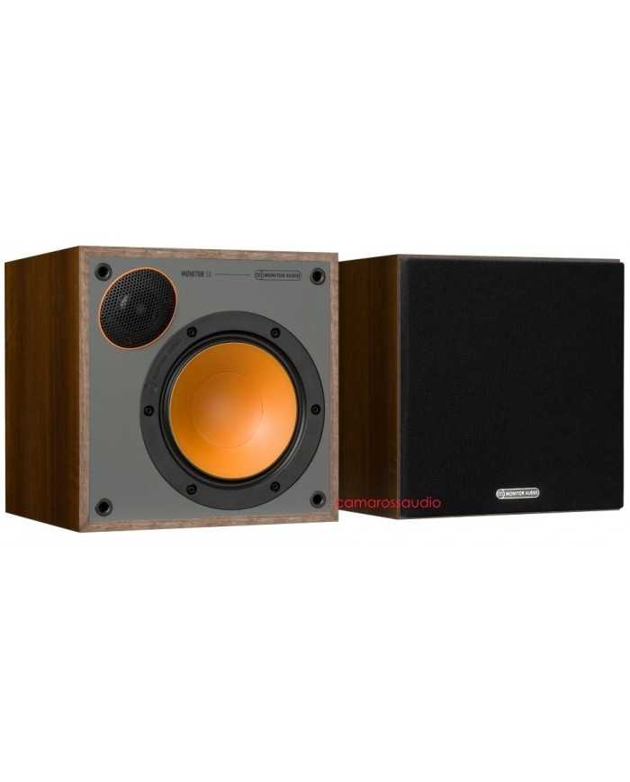 Monitor Audio Monitor 50 bookshelf hoparlör, ahşap kaplama ve turuncu sürücüye sahip.