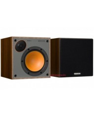 Monitor Audio Monitor 50 bookshelf hoparlör, ahşap kaplama ve turuncu sürücüye sahip.