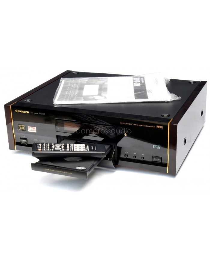 Pioneer Elite DV-09 DVD çalar, uzaktan kumandalı, siyah renkli, ahşap kenarlı.