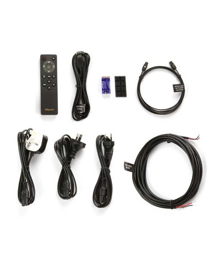 Klipsch R-51PM hoparlör aksesuarları: Kumanda, kablolar, piller ve adaptörler.