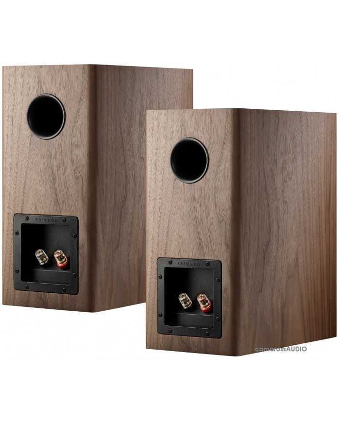 Dynaudio Evoke 20 bookshelf hoparlörleri, ceviz rengi kaplama, arka bağlantı noktaları.