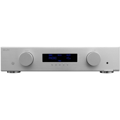 AVM Evolution A3.2 gümüş renkli amplifikatör, phono girişi ve dijital ekranlı.