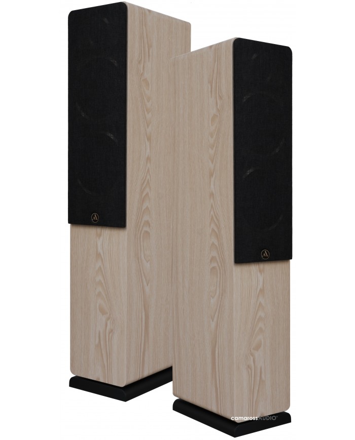 Argon Audio Fenris A55 hoparlör, açık meşe kaplama ve siyah ızgaralı.
