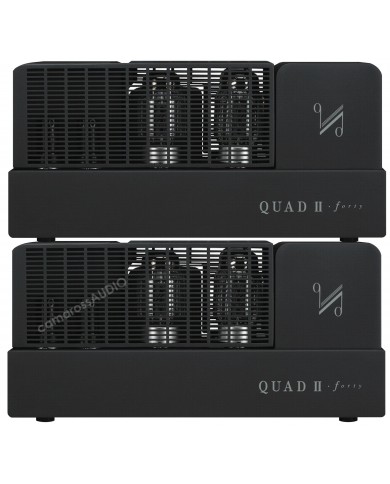 Siyah Quad II Forty tüplü stereo güç amfisi, vakum tüpleri görünür.