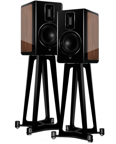 Quad REVELA 1 hoparlör, siyah parlak ve ceviz yan panelli hi-fi ses sistemi.