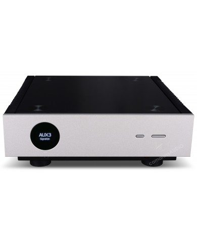 Quad Artera Pre amplifikatör gümüş renkli ön panel ve siyah üst yüzeyli.