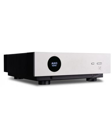 Quad Artera Pre amplifikatör gümüş ön panel, siyah kasa ve dijital ekran.