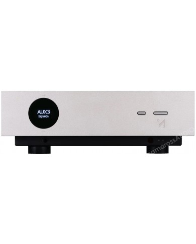 Quad Artera Pre amplifikatör gümüş ön panel, siyah taban ve dijital ekran.