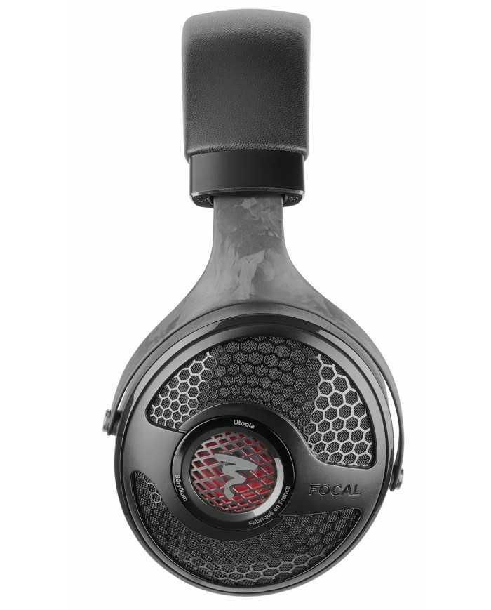 Focal Utopia 2022 siyah kulaklık, karbon fiber detaylı, açık arka tasarımlı.
