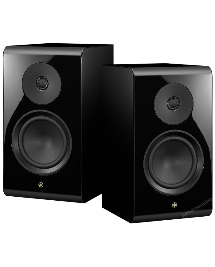 Yamaha NS-800A parlak siyah raf tipi hoparlör çifti.