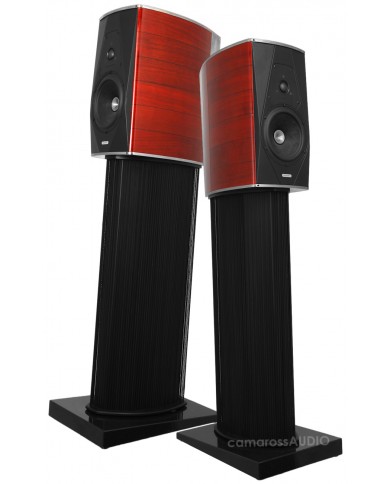 Sonus Faber Guarneri Evolution kırmızı ahşap, siyah standlı lüks kule tipi hoparlörler.