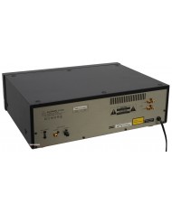 Luxman D-105u CD Çalar arka paneli, RCA ve optik çıkışları gösteriyor.