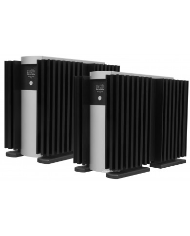 Mark Levinson Pre-Power amfi, siyah soğutuculu, gümüş ön panelli hi-fi ekipman.