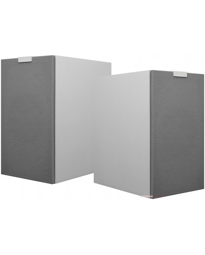 KEF Q3 Meta beyaz hoparlör, gri kumaş ızgaralı, kompakt Hi-Fi ses sistemi.