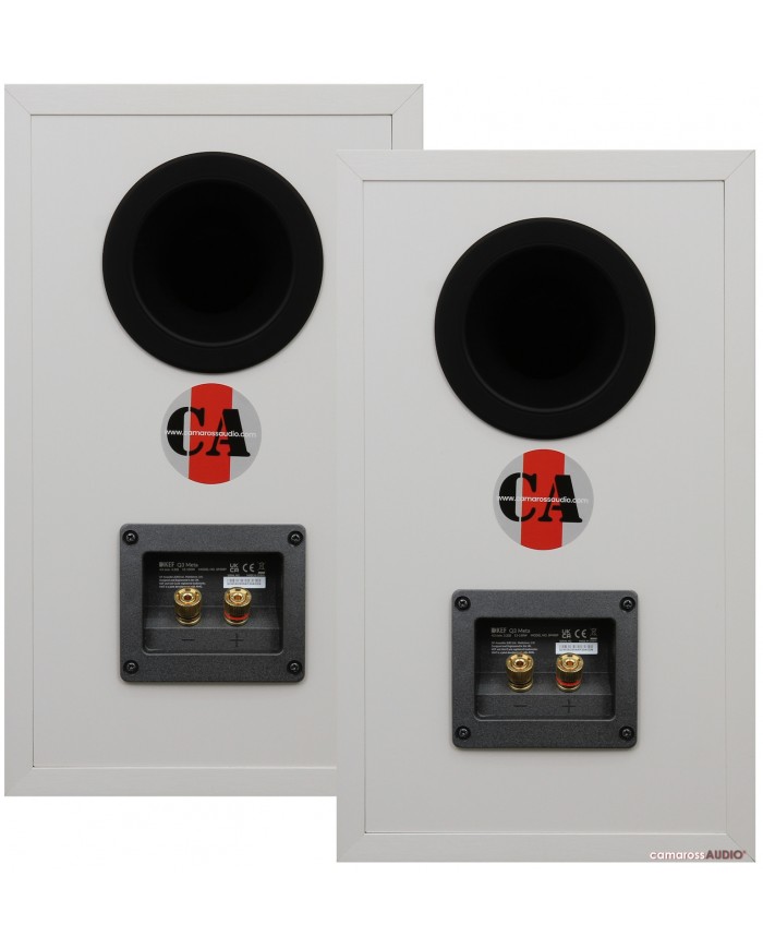 KEF Q3 Meta beyaz hoparlör arkası, bas refleks portu ve altın kaplama terminaller.
