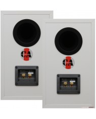 KEF Q3 Meta beyaz hoparlör arkası, bas refleks portu ve altın kaplama terminaller.