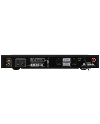 Arka plaka: NAD C515BEE CD Çalar, RCA ve dijital çıkışlar.