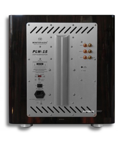Monitor Audio PLW-15 DSP Subwoofer arka bağlantı paneli, koyu ahşap.