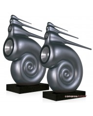 Bowers & Wilkins Nautilus hoparlör çifti, gri, ikonik deniz kabuğu tasarımlı.