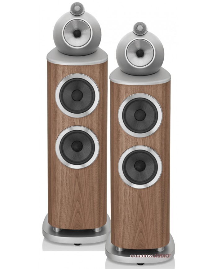 Bowers & Wilkins 803 D4 kule tipi hoparlör, ceviz kaplama ve gümüş detaylar.