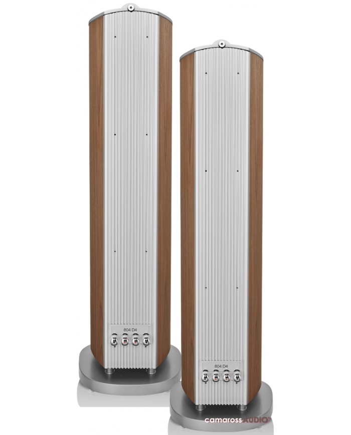 Bowers & Wilkins 804 D4 hoparlör arkası, ahşap kaplama ve gümüş detaylar.