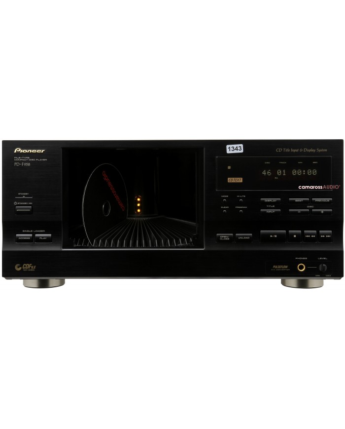Siyah Pioneer PD-F958 CD Changer ile yüklenen bir CD'nin ön görünümü.