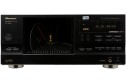 Siyah Pioneer PD-F958 CD Changer ile yüklenen bir CD'nin ön görünümü.