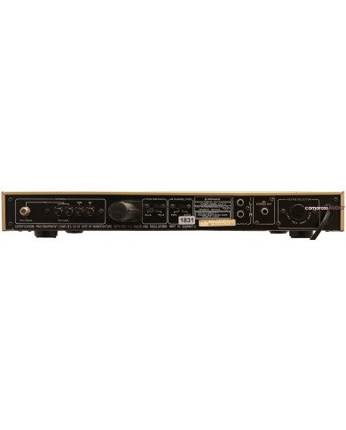Pioneer F-7 FM/AM Tuner arka bağlantı paneli, anten, çıkış ve voltaj seçici.