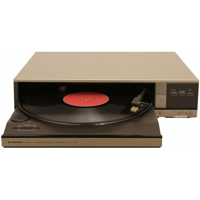 Pioneer PL-44F önden yüklemeli stereo pikap, plaklı, gümüş/siyah renkli.