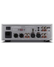 QUAD 33 (New) amplifikatör arka paneli, XLR ve RCA giriş/çıkışları, gümüş renk.