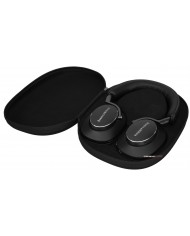 Bowers & Wilkins PX8 siyah kulaklık ve taşıma çantası
