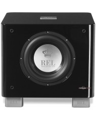 Parlak siyah REL T7x aktif subwoofer, önünde gümüş logolu hoparlör.