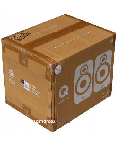 Q Acoustics 3030i bookshelf hoparlör kutusu, beyaz logo ve 2 adet gösterir.