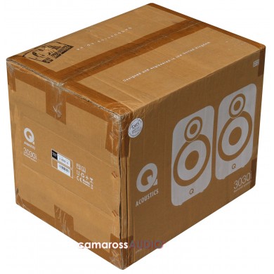 Q Acoustics 3030i bookshelf hoparlör kutusu, beyaz logo ve 2 adet gösterir.