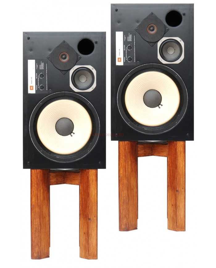 JBL L-100 vintage hoparlör çifti, ahşap stand üzerinde siyah kabin.