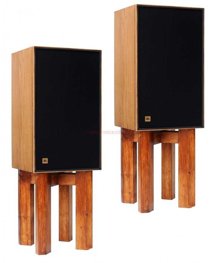 JBL L-100 ahşap kaplamalı, siyah ön panelli hoparlörler, ahşap stantlı.