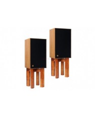 JBL L-100 ahşap kaplamalı, siyah ön panelli hoparlörler, ahşap stantlı.