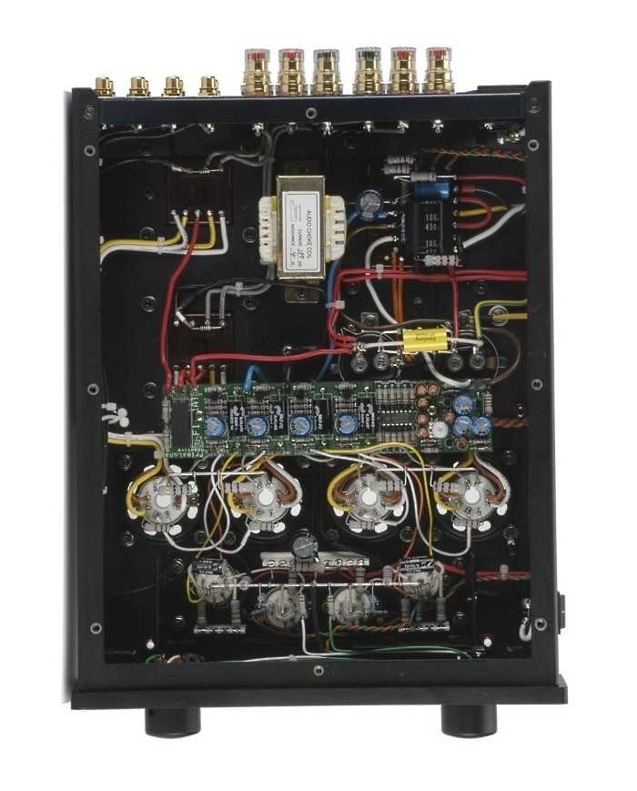 PrimaLuna ProLogue Two tüplü amplifikatör iç bileşenleri, transformatör ve tüpler