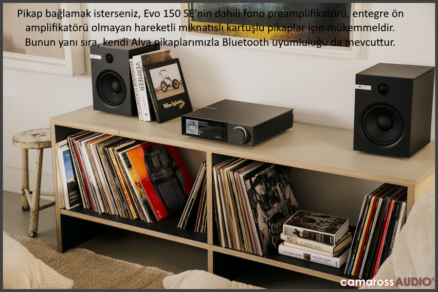 Cambridge Audio Evo 150 SE amplifikatör ve hoparlörler plaklarla.