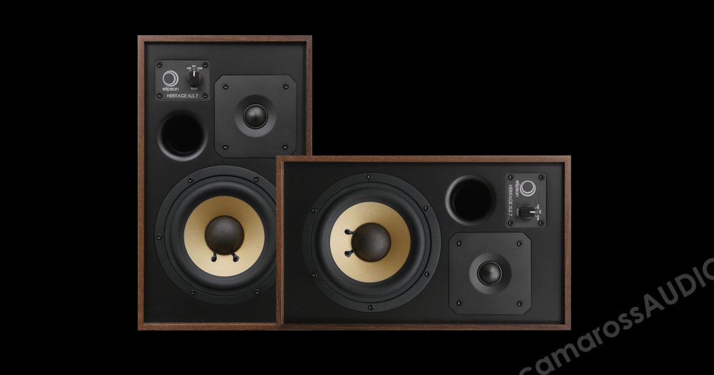 Elipson Heritage XLS 7 hoparlörler, ahşap kenarlı, siyah ve sarı konili.
