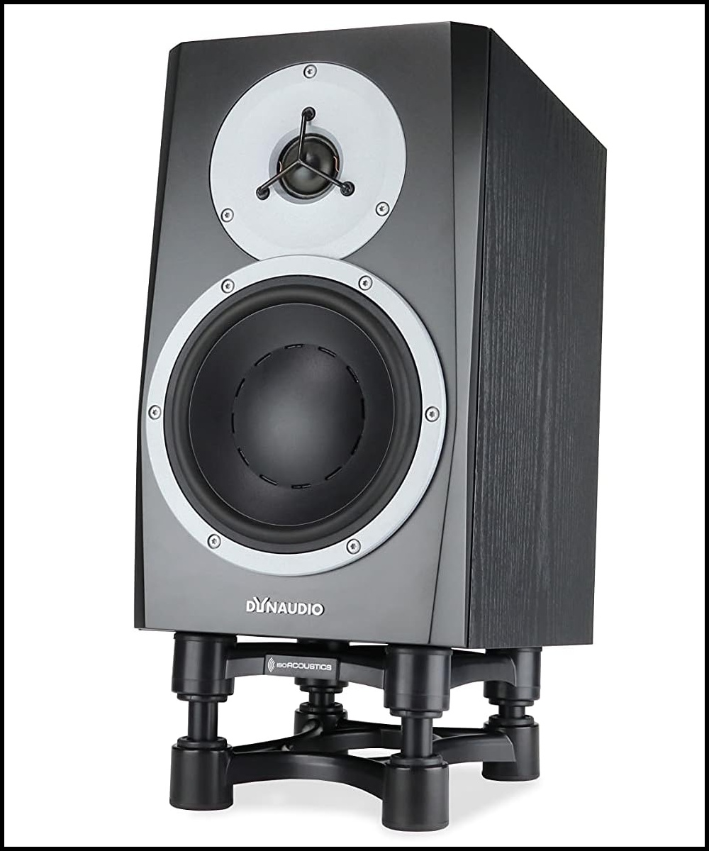 Dynaudio hoparlör IsoAcoustics ISO-130 stand üzerinde.