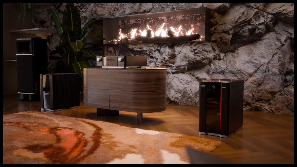 Mark Levinson № 631 ses sistemi lüks odada modern şömine önünde.