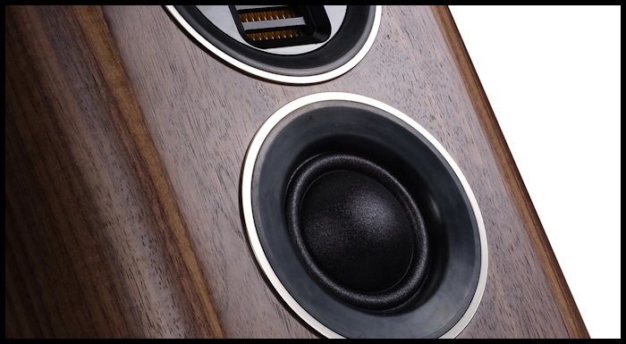 Wharfedale EVO 4.4 ahşap kabinli hoparlör bas sürücü detayı.
