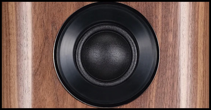 Wharfedale EVO 4.4 ahşap kaplama hoparlör bas sürücüsü yakın çekim.