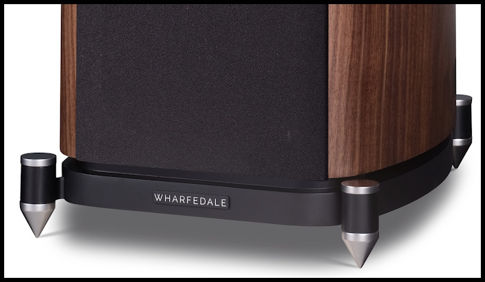 Wharfedale EVO 4.4 hoparlör ceviz kaplama ve spike ayak detayı.