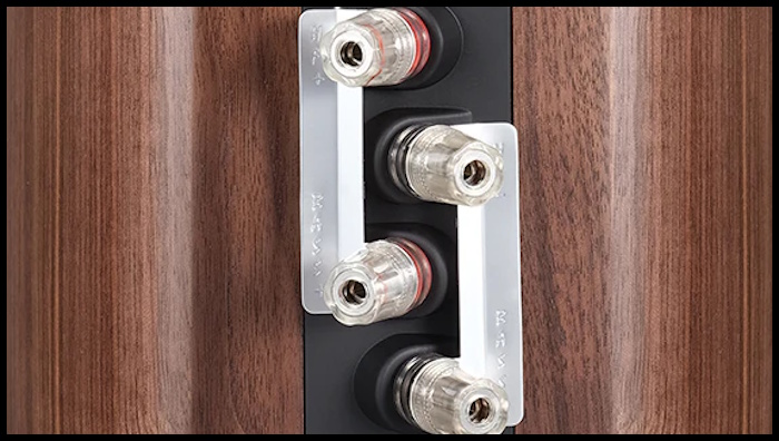 Wharfedale EVO 4.4 hoparlör çiftleme terminalleri ceviz kaplama detay.