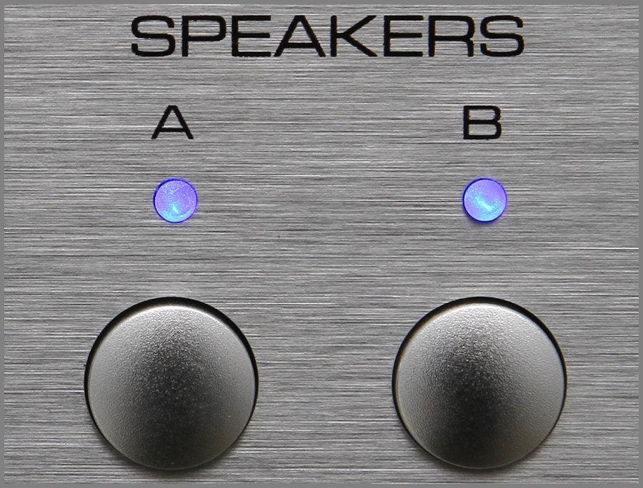 Rotel RA-1570 Entegre Amplifikatör hoparlör A/B seçici göstergesi.