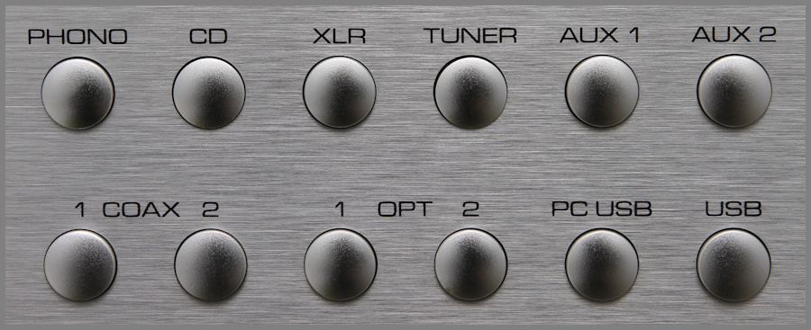 Rotel RA-1570 Entegre Amplifikatör giriş seçme düğmeleri ve fırçalanmış metal yüzey.